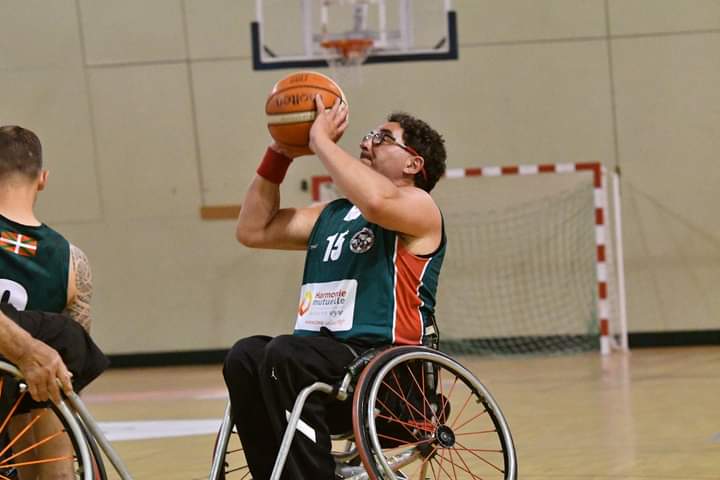 Basket fauteuil ♿️ 🏀 
 voici une partie des garçons de l euskal taldea 
N°6 jon MATIA Informaticien 
N°9 François xavier RYBACK fonctionnaire d etat international 
N°10 ksouri NOURI  international algérien 
N°14 eric COUSSAU  agent enedis international 
N°15 pette NOBLIA