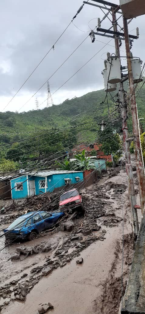 carlosgarzong1's tweet photo. La situación en el sector #ValleVerde y otros sectores de #PuertoLaCruz también es preocupante , se reportan grandes pérdidas materiales pero hasta ahora no se reportan perdidas humanas , las lluvias causaron estragos este jueves #02Nov https://t.co/antlL3KfCt