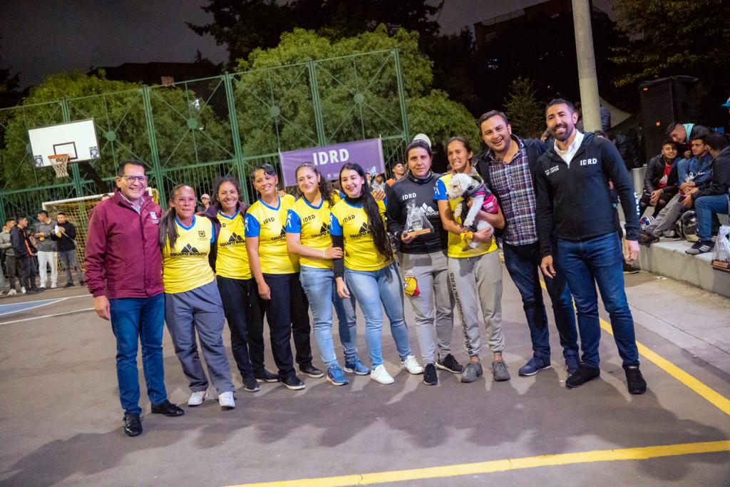 GobiernoBTA's tweet photo. ¡Nos la jugamos por la seguridad y convivencia!
En Puente Aranda premiamos a los 38 mejores equipos femeninos y masculinos de los #TorneosNocturnos de microfútbol, fase zonal.
Los campeones y subcampeones recibieron uniformes, trofeos e incentivos económicos.
#EsDeporteLocal https://t.co/q29f0t1pQZ