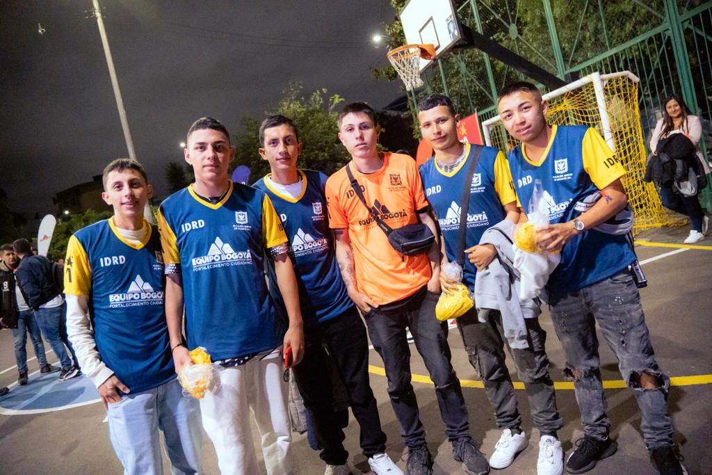 GobiernoBTA's tweet photo. ¡Nos la jugamos por la seguridad y convivencia!
En Puente Aranda premiamos a los 38 mejores equipos femeninos y masculinos de los #TorneosNocturnos de microfútbol, fase zonal.
Los campeones y subcampeones recibieron uniformes, trofeos e incentivos económicos.
#EsDeporteLocal https://t.co/q29f0t1pQZ