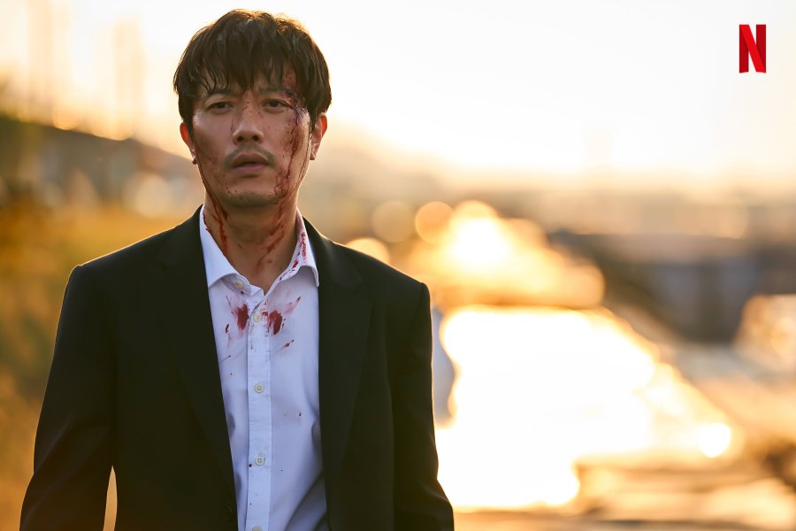 cinehann's tweet photo. A MODEL FAMILY — 3.5/5

Lupakan stereotip drakor biasanya, karena 'A Model Family' dengan gaya slow-burn thriller &amp; sedikit noir-nya bikin narasi soal kepala keluarga yg kepepet, nyuri uang, sampe berurusan sama kartel narkoba jadi sajian mendebarkan (hampir) sampai akhir. https://t.co/3a4eou6Gmi