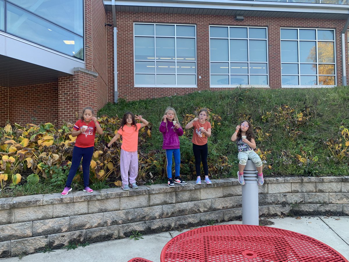 NancyCastle321's tweet photo. Beautiful weather to use bubbles to learn about the wind! https://t.co/jIWGkCk1ET