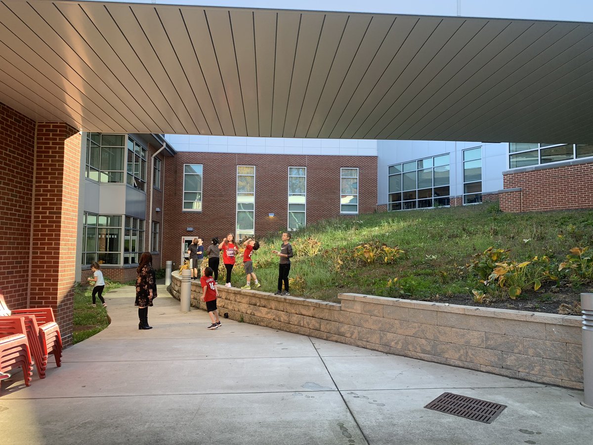 NancyCastle321's tweet photo. Beautiful weather to use bubbles to learn about the wind! https://t.co/jIWGkCk1ET
