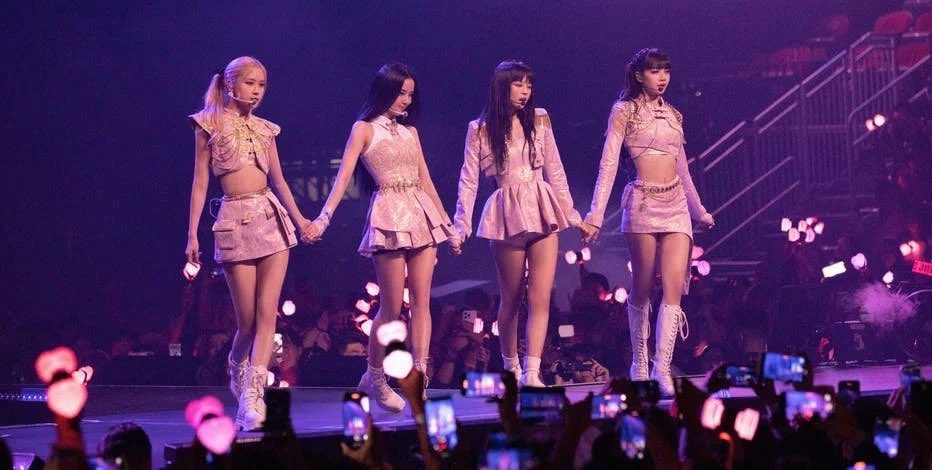 villainpinks's tweet photo. .@BLACKPINK Next 📍Hamilton 11. 07 - 08 🇨🇦 

I’m voting for @BLACKPINK for Favorite K-Pop Artist at the #AMAs https://t.co/jBgr7R2o7A