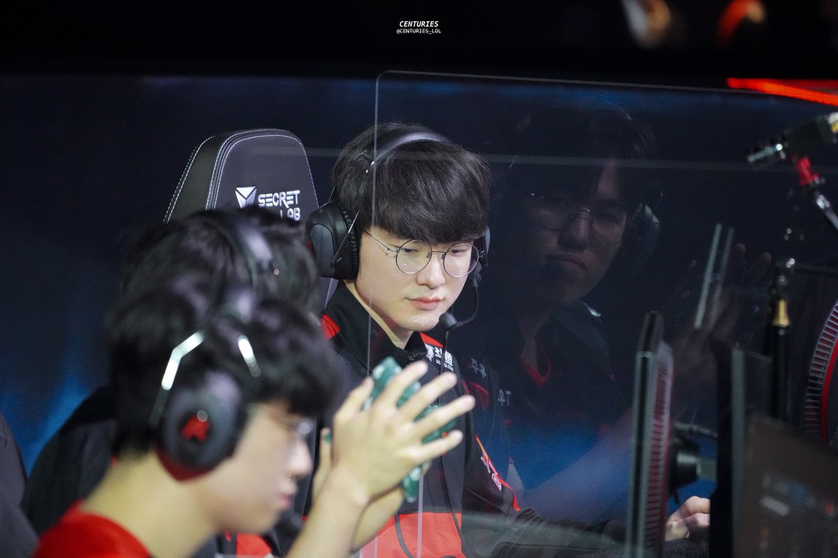 Centuries_LOL's tweet photo. 220326 T1 vs KDF
#FAKER #페이커 #이상혁 #T1WIN

유리벽에 비친 현준이까지 완벽한 사진,,, ✨
결승 화이팅 🍀 https://t.co/0jTPgHMSUv