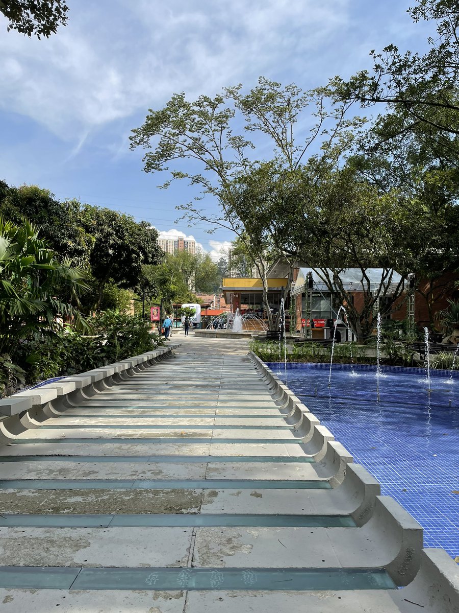 Dicen que nadie es profeta en su propia tierra. Una vez más en <a href="/UdeMedellin_/">Universidad de Medellín</a> en el VIII Congreso de Marcas dando taller de Brandstory / Hermosa ciudad de la que me enamoro cada vez que vengo / Medallo <a href="/QuinteroCalle/">Daniel Quintero 🇨🇴</a>