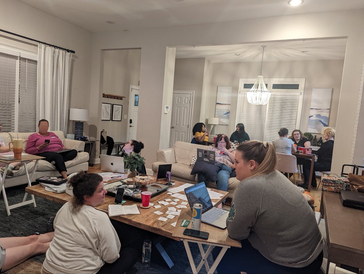 KatsiPerennial's tweet image. Give a bunch of Dramione writers wine on a Thursday... #writingsessions @highladylily @TwoVolvo