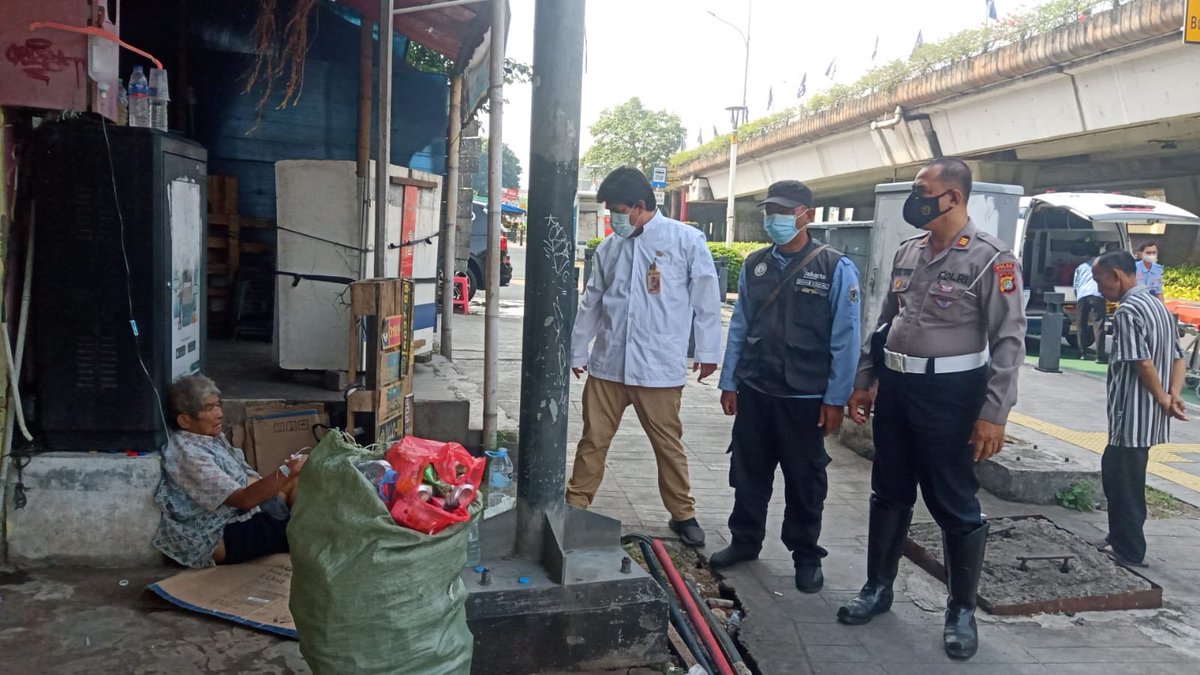 TMCPoldaMetro's tweet photo. 09.18 Telah ditemukan seorang Pria tanpa identitas dalam keadaan sakit di kawasan Simpang Lima Senen Jakpus, saat ini sedang dalam penanganan oleh Petugas terkait dan dibawa ke Rumah Sakit Tarakan Jakpus. https://t.co/uVAhpjMRrH
