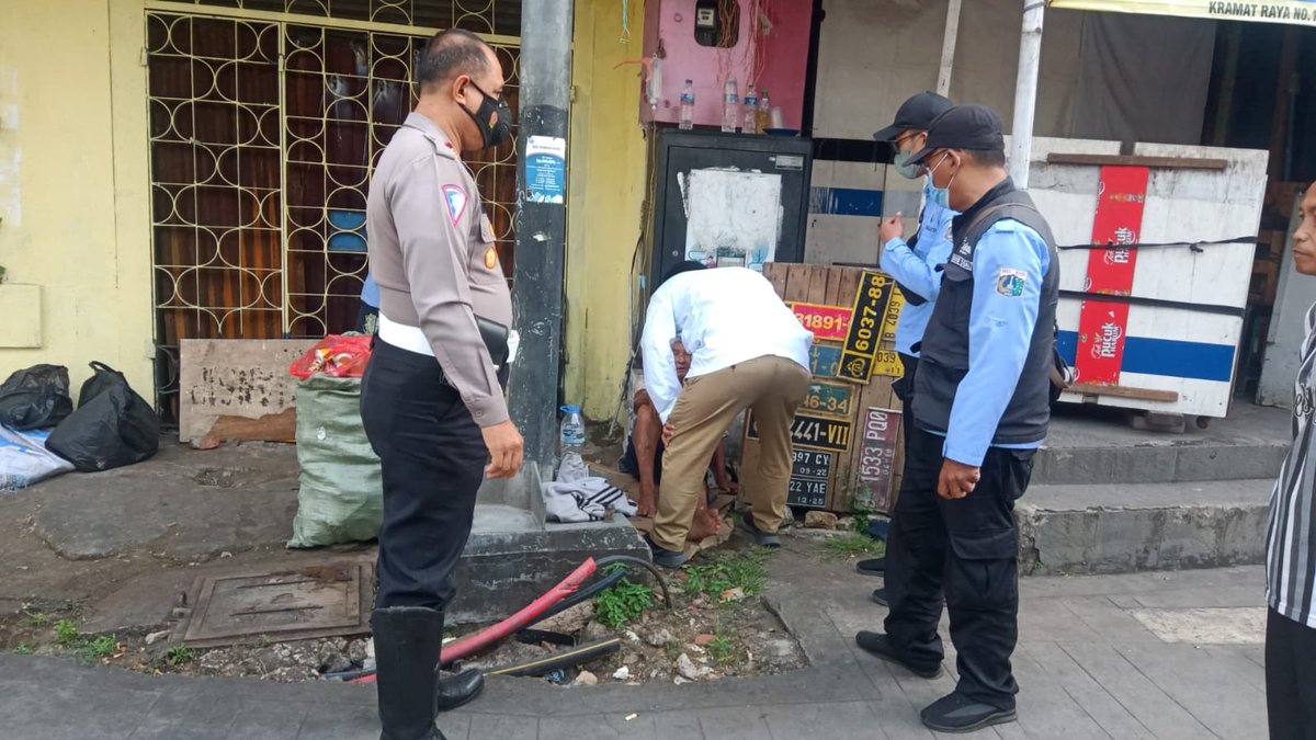 TMCPoldaMetro's tweet photo. 09.18 Telah ditemukan seorang Pria tanpa identitas dalam keadaan sakit di kawasan Simpang Lima Senen Jakpus, saat ini sedang dalam penanganan oleh Petugas terkait dan dibawa ke Rumah Sakit Tarakan Jakpus. https://t.co/uVAhpjMRrH