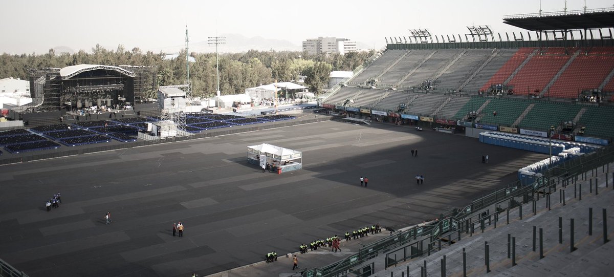 suly13's tweet photo. Cayalá ya debería de invertir en un lugar decente para eventos y no.esa explanada que parece potrero. Son eventos caros y el lugar da vergüenza https://t.co/dYRQikioaN