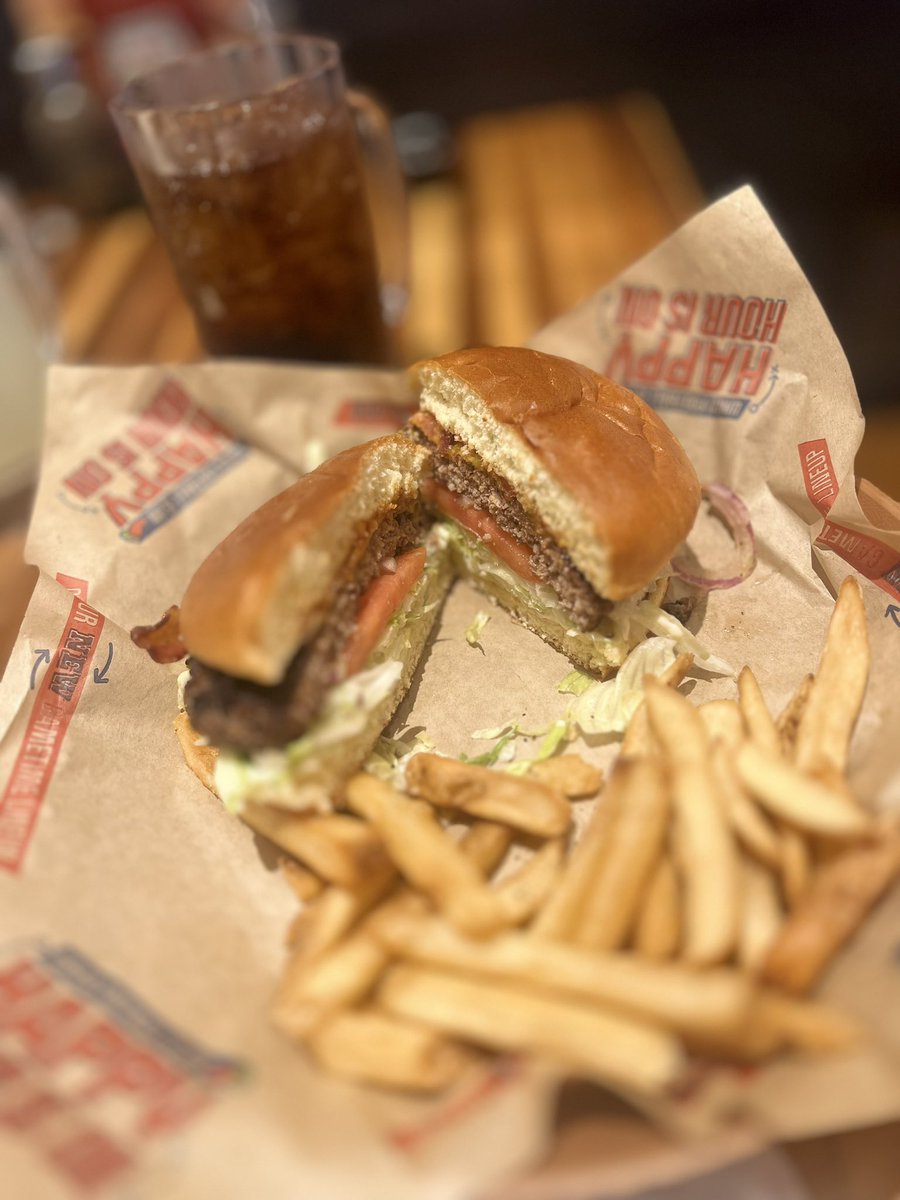 MarcoRaygoza4's tweet photo. America’s favorite, Cheesesteak, Sloppy Joe, BLT, Club, PB&amp;J  so as long as it's between two slices of bread or a roll or bun. yes, HOT DOGS and HAMBURGERS are very much sandwiches. Go out for a sandwich with a friend or enjoy one!!#NationalSandwichDay #internationalSandwichDay https://t.co/vUW2hKAUdM