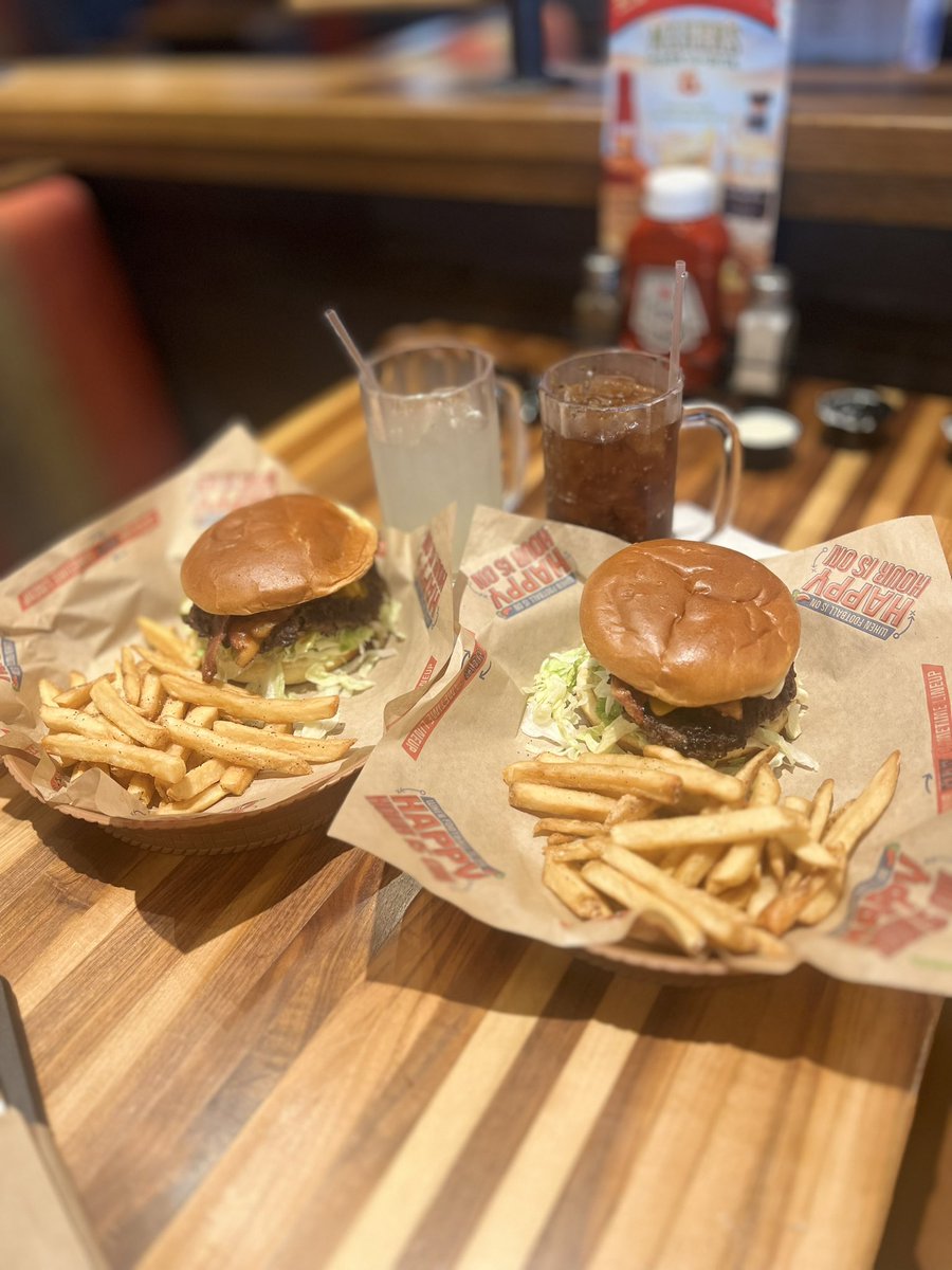 MarcoRaygoza4's tweet photo. America’s favorite, Cheesesteak, Sloppy Joe, BLT, Club, PB&amp;J  so as long as it's between two slices of bread or a roll or bun. yes, HOT DOGS and HAMBURGERS are very much sandwiches. Go out for a sandwich with a friend or enjoy one!!#NationalSandwichDay #internationalSandwichDay https://t.co/vUW2hKAUdM