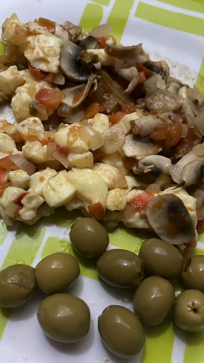 xovila's tweet photo. @PequeeBonn un día mas del reto, ya me perdí, no se en que día vamos. Se pudo. Champiñones, quesito y pico de gallo y aceitunas 🫒 pa’ acompañar. #retoketo https://t.co/ROSPI9PLWG