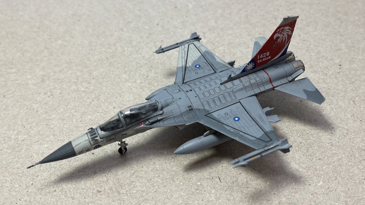 YCLRYU_017's tweet photo. F-CK-1C, ROCAF 3TFW, “Loads for CAP Mission”  CCK AFB (清泉崗), Taichung Taiwan, 2021

台湾空軍第3戦術戦闘聯隊の経国号記念塗装機「鳳頭蒼鷹」

キットは@xianyu48299742 さんの新商品を使い、戦闘空中哨戒任務(CAP)の姿を再現するためTC-1とTC-2ミサイルをつけてみた

#144スケモ 
#144scale https://t.co/S9OeDwN5QG
