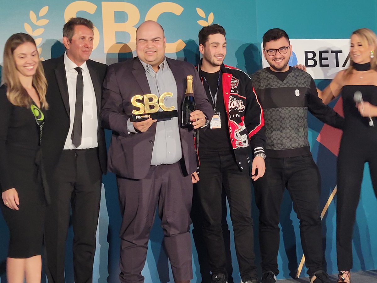 _fonta's tweet photo. Ganador Estrella en ascenso @EstrelaBet #SBCAwardsLatam @JPVarsky @InesSainzG https://t.co/lmbkPQOStI