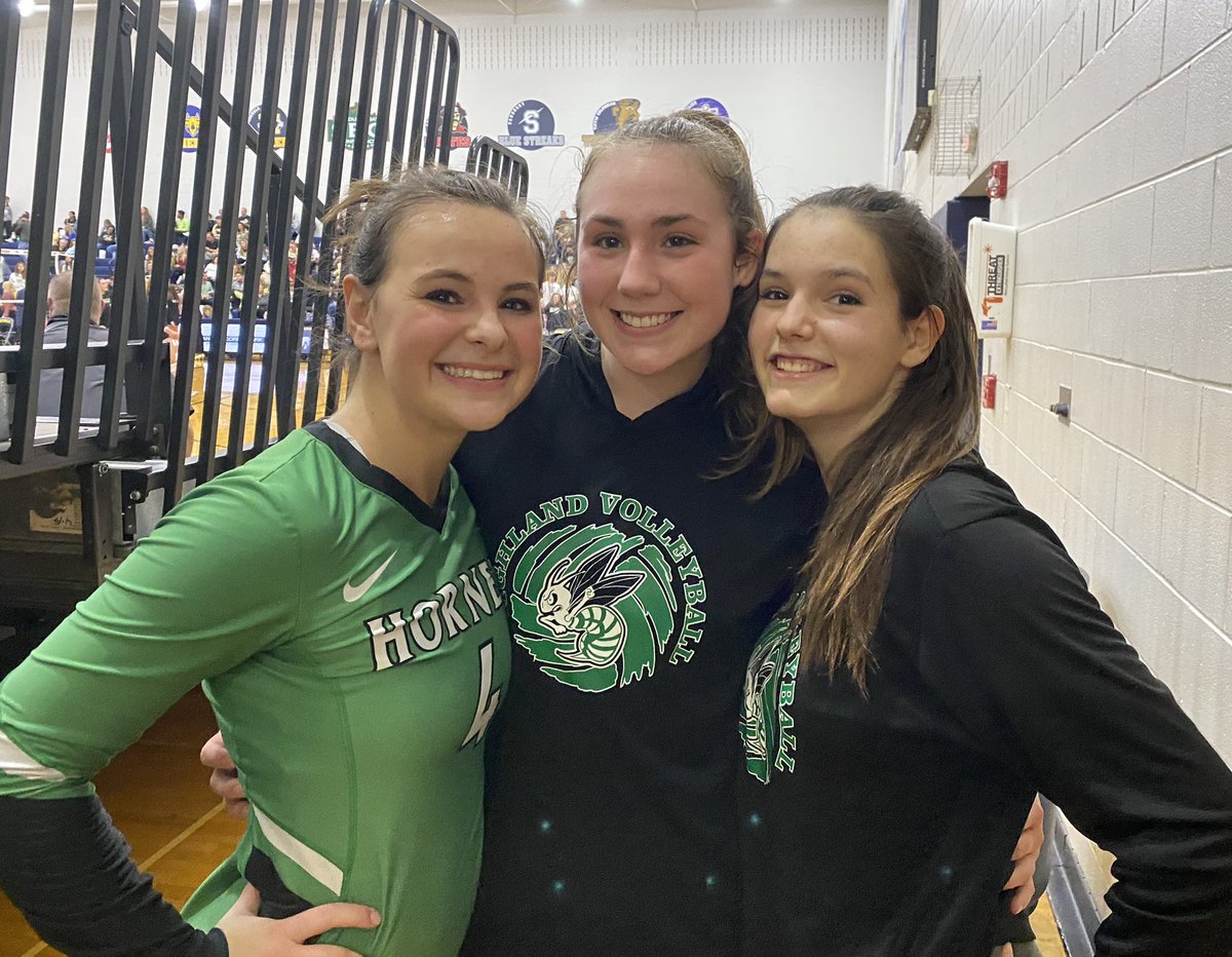 VB: <a href="/HornetAthletic/">HornetAthletics</a> 25-25-21-25, <a href="/ladycometsvball/">Amherst Steele HS Girls Volleyball</a> 19-18-25-20 in Norwalk Division I Regional semifinals … Seniors Megan Scavuzzo (27 assists, 19-19 serving, 12 points), <a href="/AlaynaTessena/">Alayna Tessena</a> (22 kills, 3 aces) and <a href="/Corinne_Mutch/">Corinne Mutch</a> (21 digs, 12 points, 4 aces) are in the state Elite Eight