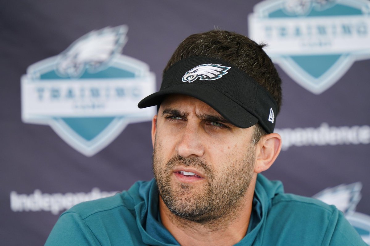 boogchungus's tweet photo. i’ve never wanted to punch a coach in the face more than this guy, and i couldn’t tell you why #PHIvsHOU #TNF https://t.co/8crbRBc9UQ