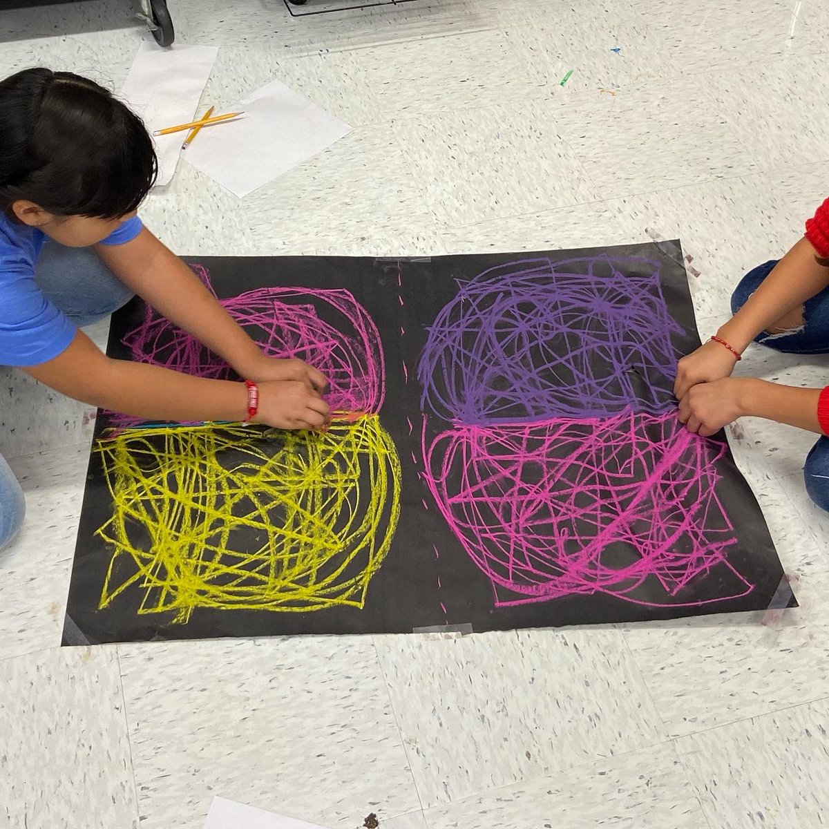 wowartproject's tweet photo. Thanks @shinebrite71 and Beth Thiele for sharing this Heather Hansen inspired partner symmetry art project #arted #artsed #k12artchat  #5thgradeart #burkselem https://t.co/QkLcZWs90c