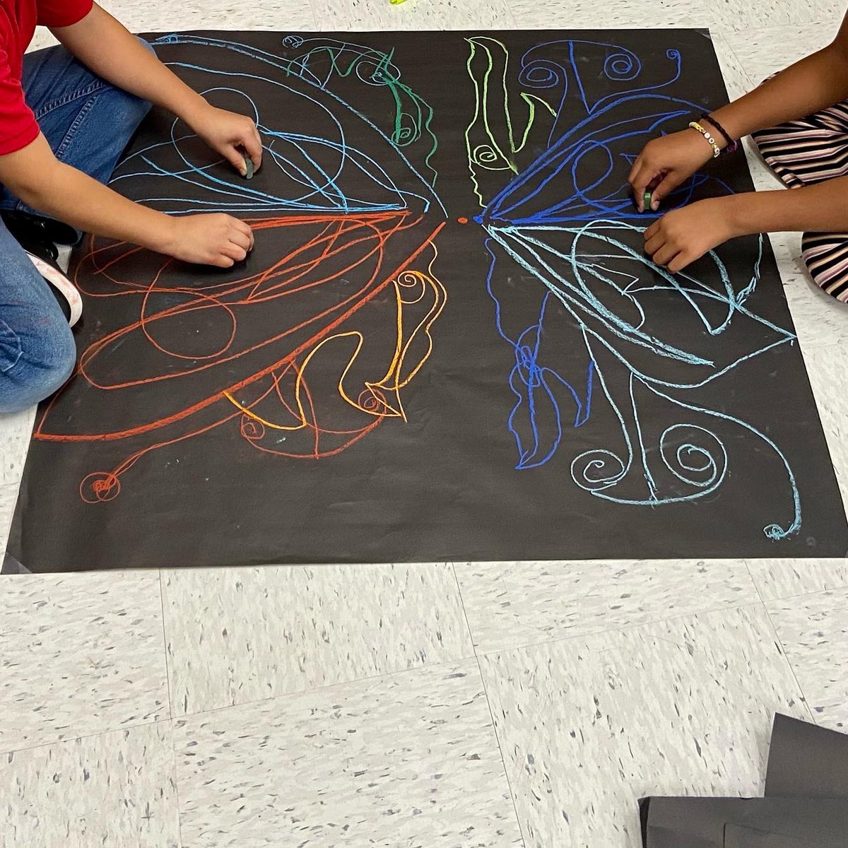 wowartproject's tweet photo. Thanks @shinebrite71 and Beth Thiele for sharing this Heather Hansen inspired partner symmetry art project #arted #artsed #k12artchat  #5thgradeart #burkselem https://t.co/QkLcZWs90c