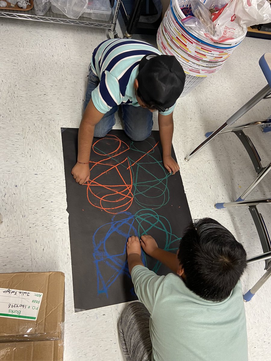 wowartproject's tweet photo. Thanks @shinebrite71 and Beth Thiele for sharing this Heather Hansen inspired partner symmetry art project #arted #artsed #k12artchat  #5thgradeart #burkselem https://t.co/QkLcZWs90c