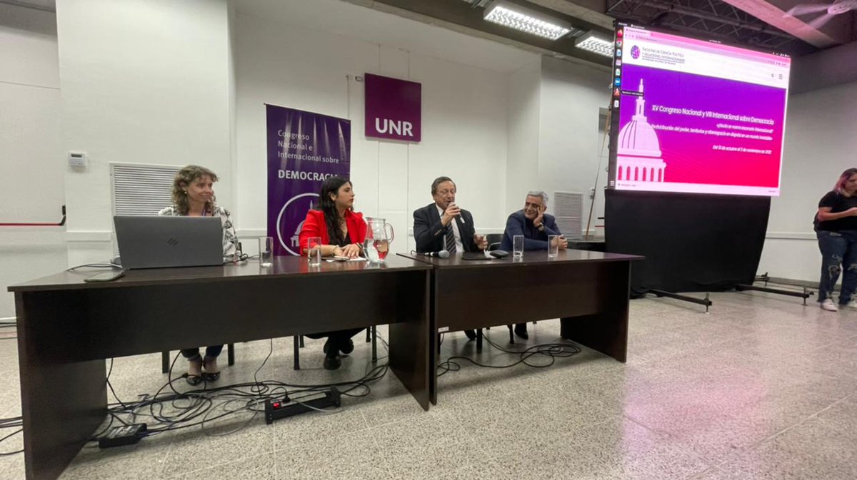 Emocionados..felices y agradecidos por esta esta nueva edición del #ConDemocracia.

Nos explota el corazón de felicidad 💜💜

#Fcpolit #Democracia #Orgullo
