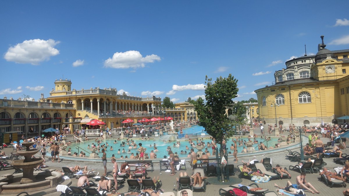 viajenaviagem's tweet photo. Quando se pesquisa para uma viagem a #Budapeste, três atrações estão sempre entre as mais recomendadas – a confeitaria #Gerbeaud e as piscinas dos complexos de banhos termais #Gellért Spa e #Széchenyi (na foto). https://t.co/zCN2CMXKcO