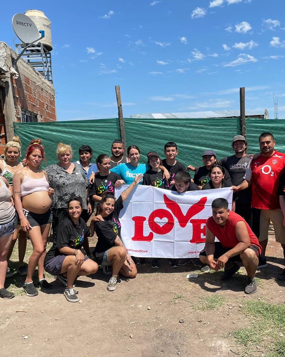 lovebuttonorg's tweet photo. While in Buenos Aires, @coldplay &amp; our volunteers visited the La Matanza &amp; Berisso areas to help in 2 incredible projects: building a community center &amp; creating a draining system for their streets. Thanks to @TECHOarg for letting us tag along! #coldplaybuenosaires #pauseandlove https://t.co/O9HmhfdgjL