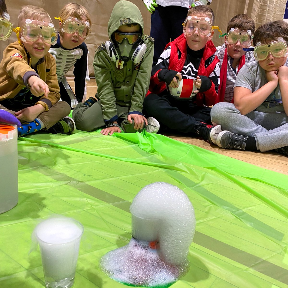 scoutscanada's tweet photo. Drowsy Dragon Crest Winners🐉 💫
#DragonTrailQuest

49th Winnipeg (@mbscouts) made potions with the dry ice to lull the Dragon back to sleep⚗️  Youth also loved seeing the chemical reaction of baking soda and vinegar mixed in the red cabbage juice! https://t.co/KzlzEv1DXS