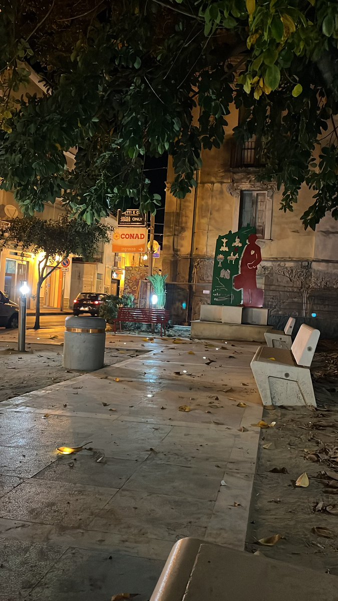 perciavaa's tweet photo. Dalla piazzetta Amanteani nel mondo è tutto... #wacanda https://t.co/IQm6pPpwzj