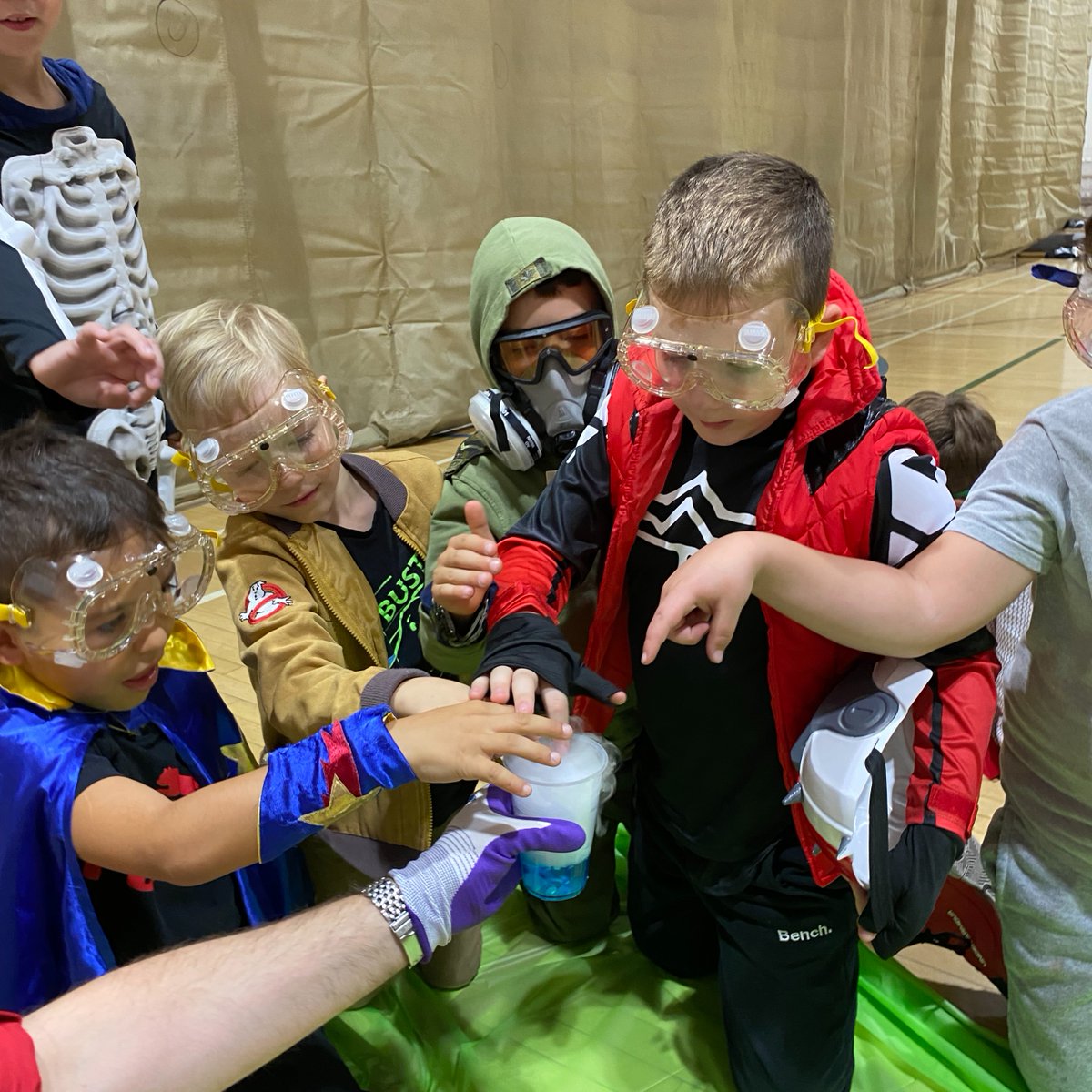 scoutscanada's tweet photo. Drowsy Dragon Crest Winners🐉 💫
#DragonTrailQuest

49th Winnipeg (@mbscouts) made potions with the dry ice to lull the Dragon back to sleep⚗️  Youth also loved seeing the chemical reaction of baking soda and vinegar mixed in the red cabbage juice! https://t.co/KzlzEv1DXS
