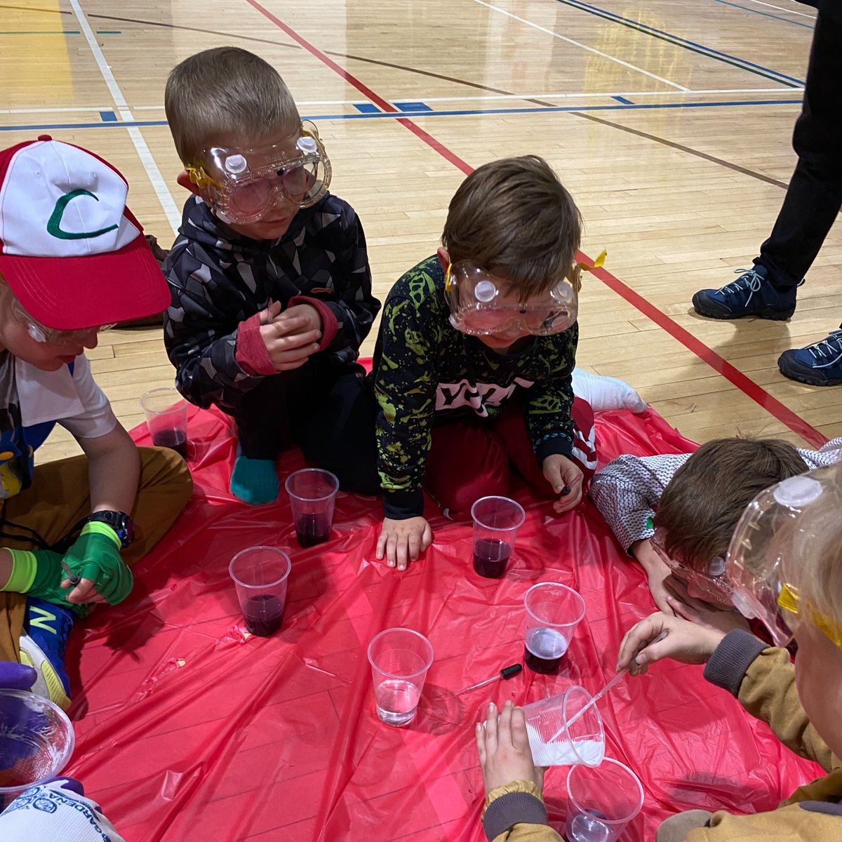scoutscanada's tweet photo. Drowsy Dragon Crest Winners🐉 💫
#DragonTrailQuest

49th Winnipeg (@mbscouts) made potions with the dry ice to lull the Dragon back to sleep⚗️  Youth also loved seeing the chemical reaction of baking soda and vinegar mixed in the red cabbage juice! https://t.co/KzlzEv1DXS