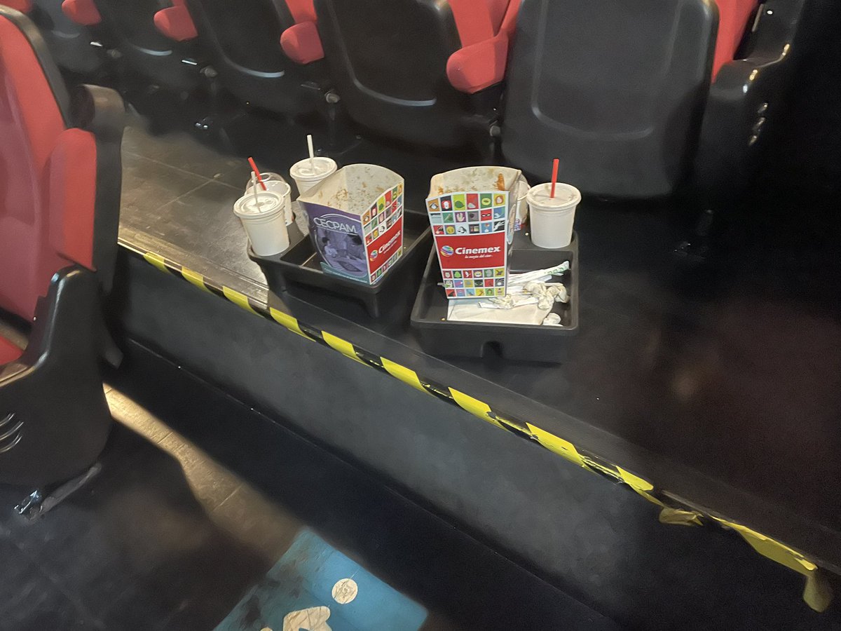 AlePuon's tweet photo. @Cinemex Con la novedad que venimos a la función y encontramos una sala sucia. https://t.co/kDrsgxdbmT