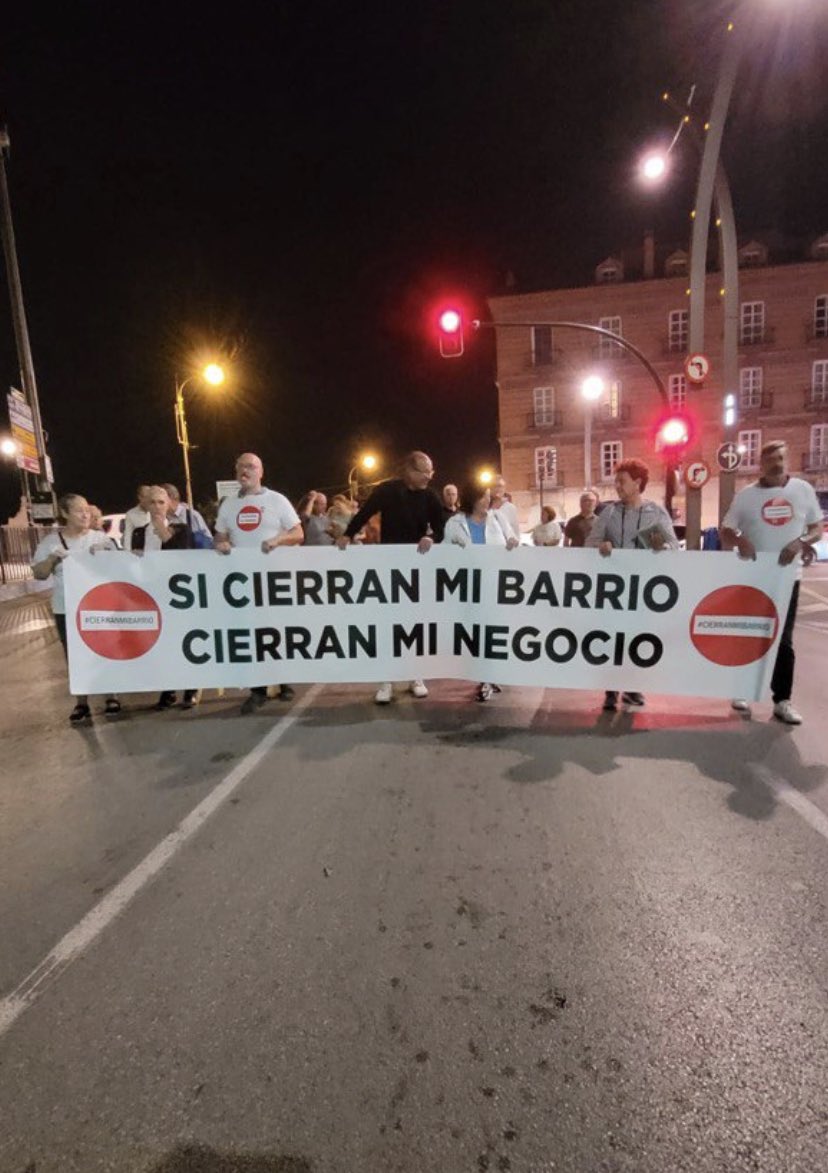 turistaenmurcia's tweet photo. Dicen que son representantes del barrio pero esta imagen no dice lo mismo https://t.co/7gJe5c1OgS