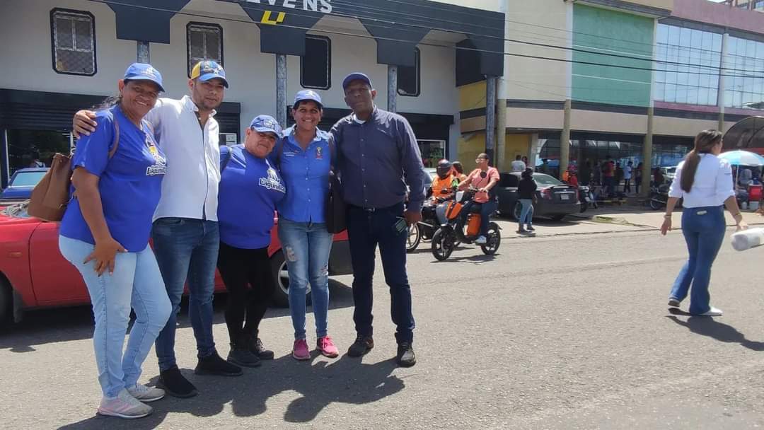 DarwinLandaeta2's tweet photo. Hoy acompañamos a la primera dama @MargadeMosquera y a toda la gente buena de @sedematlags en el Potazo realizado en la plaza Bolívar.
El fin es hacer feliz a 10 mil niños con un regalo en Navidad ¡Vamos que si se puede! 💪
#Potazo
#Lagunillas
#CiudadOjeda https://t.co/XQlJ8wjWaw