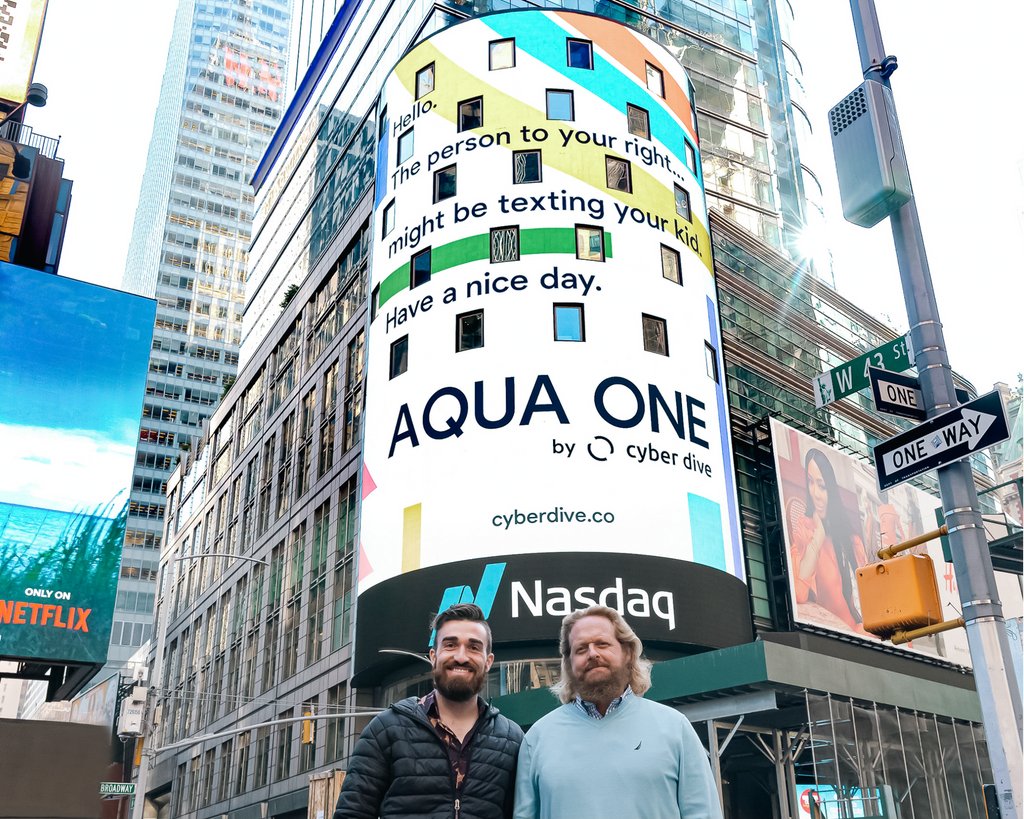cyberdiveco's tweet photo. They say to think outside of the box… but they didn’t say anything about (Times) Square.
#CyberDive #TeamModernParent #SmartphoneForKids https://t.co/XzhowtEUXR