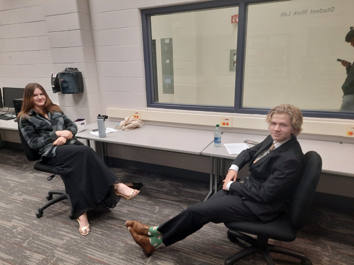 OntarioYFF's tweet photo. The calm before the #OYFF storm goes #LIVE on #YouTube!
Tune in: https://t.co/ZhjoPrQmgr
#YouthFilm #OntarioFilm #StudentFilm #HighSchoolTalent #FilmFestival https://t.co/ukME9AFGFR
