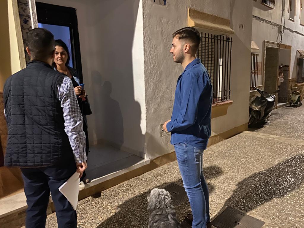 _kikocalderon_'s tweet photo. Terminamos el día en el barrio de los Remedios donde los vecinxs se sienten abandonados. Parque infantil desastroso, alcantarillas ciegas, cucarachas o calles sin arreglar porque no son rentables electoralmente.Los barrios volverán a recobrar vida a partir del próximo 28 de mayo. https://t.co/JcFkresvbr