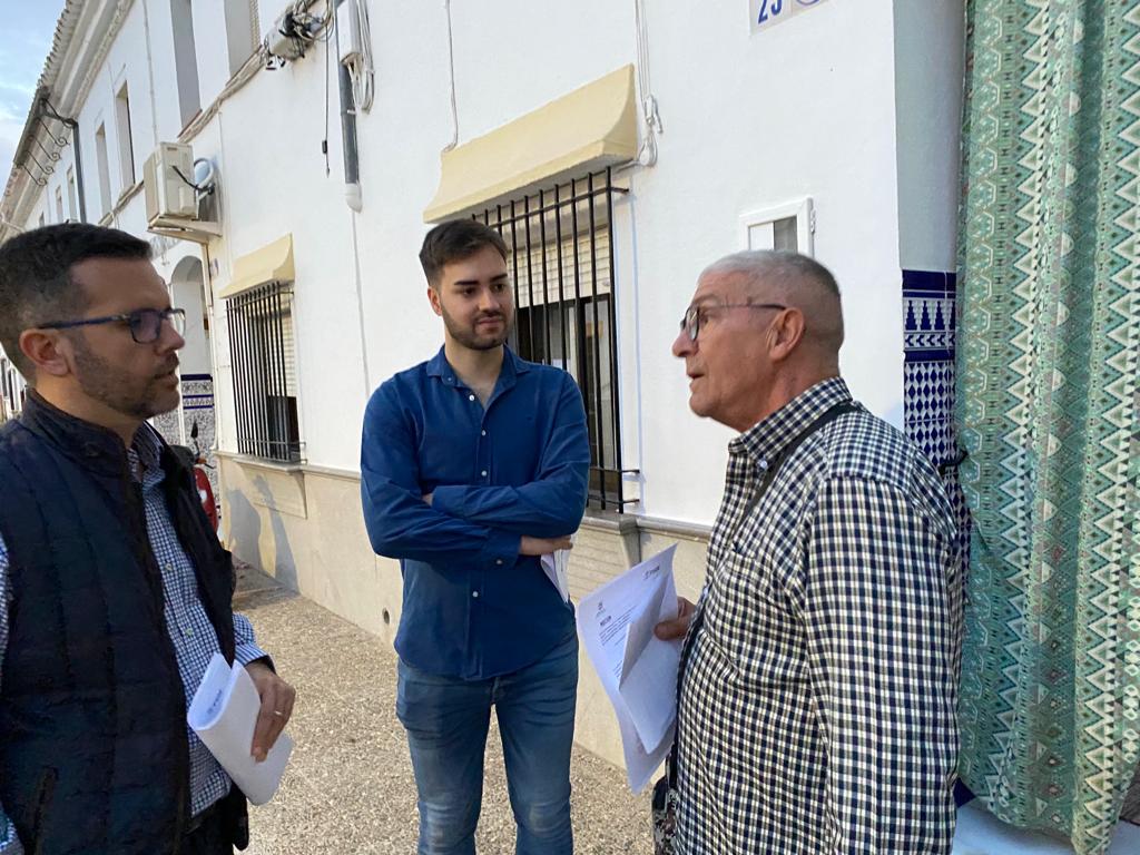 _kikocalderon_'s tweet photo. Terminamos el día en el barrio de los Remedios donde los vecinxs se sienten abandonados. Parque infantil desastroso, alcantarillas ciegas, cucarachas o calles sin arreglar porque no son rentables electoralmente.Los barrios volverán a recobrar vida a partir del próximo 28 de mayo. https://t.co/JcFkresvbr