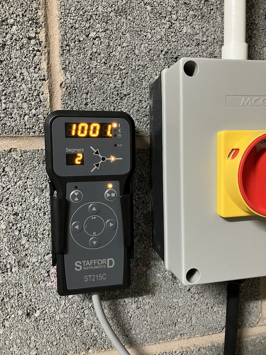 Ullswaterceram's tweet photo. Test run complete- will be some hours before I can see inside. Bisque run so topped out at 1,000 C. #kilnwatch https://t.co/v0F4Q21Tru