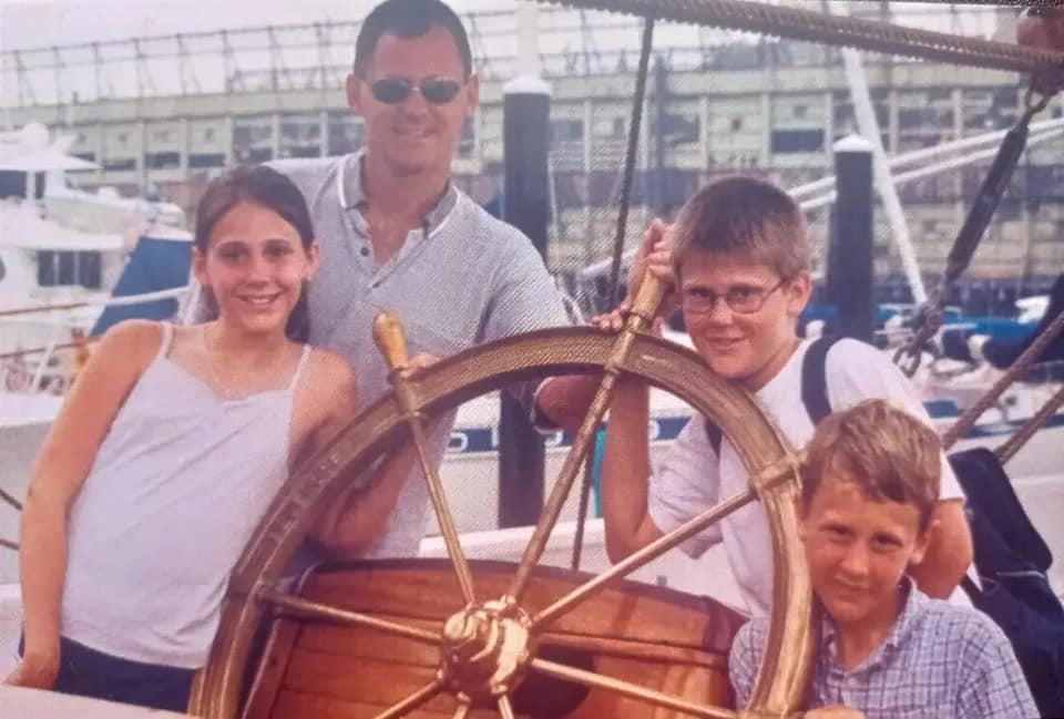 ReidsDistillery's tweet photo. Here's a throwback to 2003! A strong family team up for an adventure - then and now💙
Looks may change, but family bond doesn't💙
#family #gin #tbt #familydistillery #reidsdistillery #throwbackthursday #throwback #ginandtonic #gintoronto #ginlovers #familybusiness #toronto https://t.co/SnabK9EPyd
