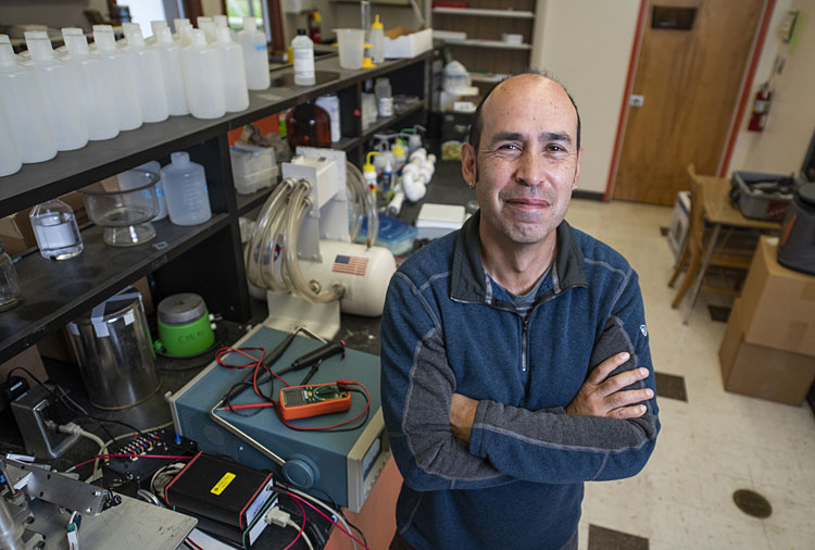 umontana's tweet photo. Chemistry Professor Aaron Thomas has become a national thought leader for finding ways to add diversity to STEM fields. He recently helped UM earn a prestigious $2.5M Driving Change grant from @HHMINEWS 👏
https://t.co/g2N8KsKQCS #UM #GoGriz #umontana https://t.co/W443n7mJYZ