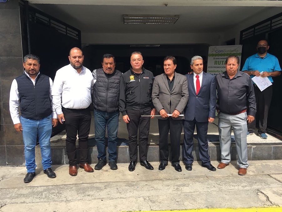 PrezaMillan's tweet photo. Como parte de los trabajos de la #NuevaMovilidad. El día de hoy presidí el banderazo de salida en la renovación de la flota vehicular de las empresas Red de Transportes (Ruta 98) y Autotransportes Nueva Generación (ANG).
#AlfredoDelMazoMaza
#GobiernodelEstadodeMéxico https://t.co/J8DXhYfYzR