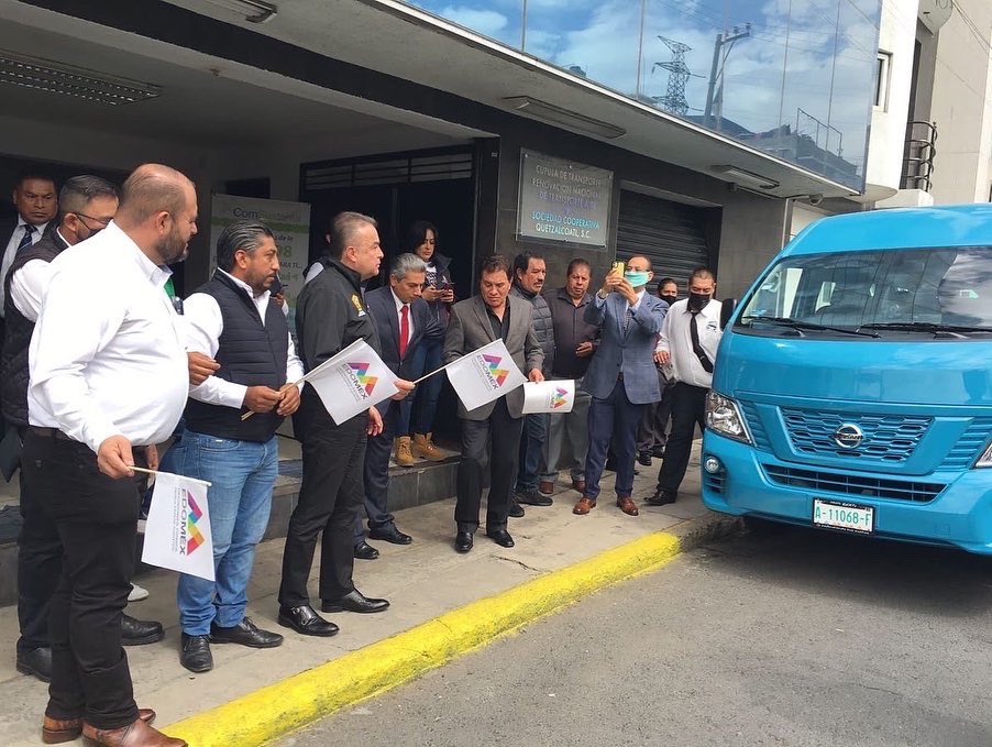 PrezaMillan's tweet photo. Como parte de los trabajos de la #NuevaMovilidad. El día de hoy presidí el banderazo de salida en la renovación de la flota vehicular de las empresas Red de Transportes (Ruta 98) y Autotransportes Nueva Generación (ANG).
#AlfredoDelMazoMaza
#GobiernodelEstadodeMéxico https://t.co/J8DXhYfYzR