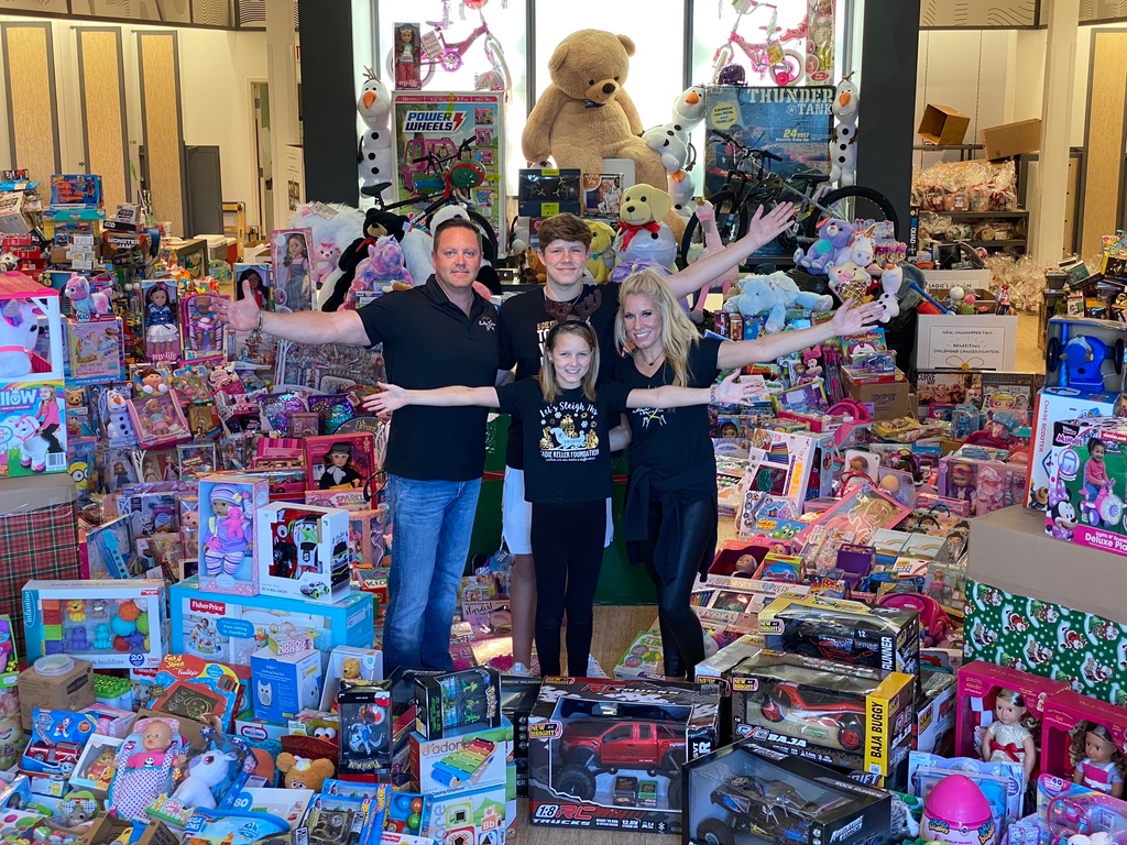 SadieFoundation's tweet photo. Excited to kickoff #SadiesSleigh 2022!🎗️❤️🎄 Our mission is to make Christmas truly magical for childhood cancer fighters in the hospital. You can help by choosing toys on the Sadie's Sleigh Amazon Wishlist or by donating so Sadie can shop for you! 
🎁 https://t.co/iGrWrgpi1w https://t.co/ijxx3QWRhC