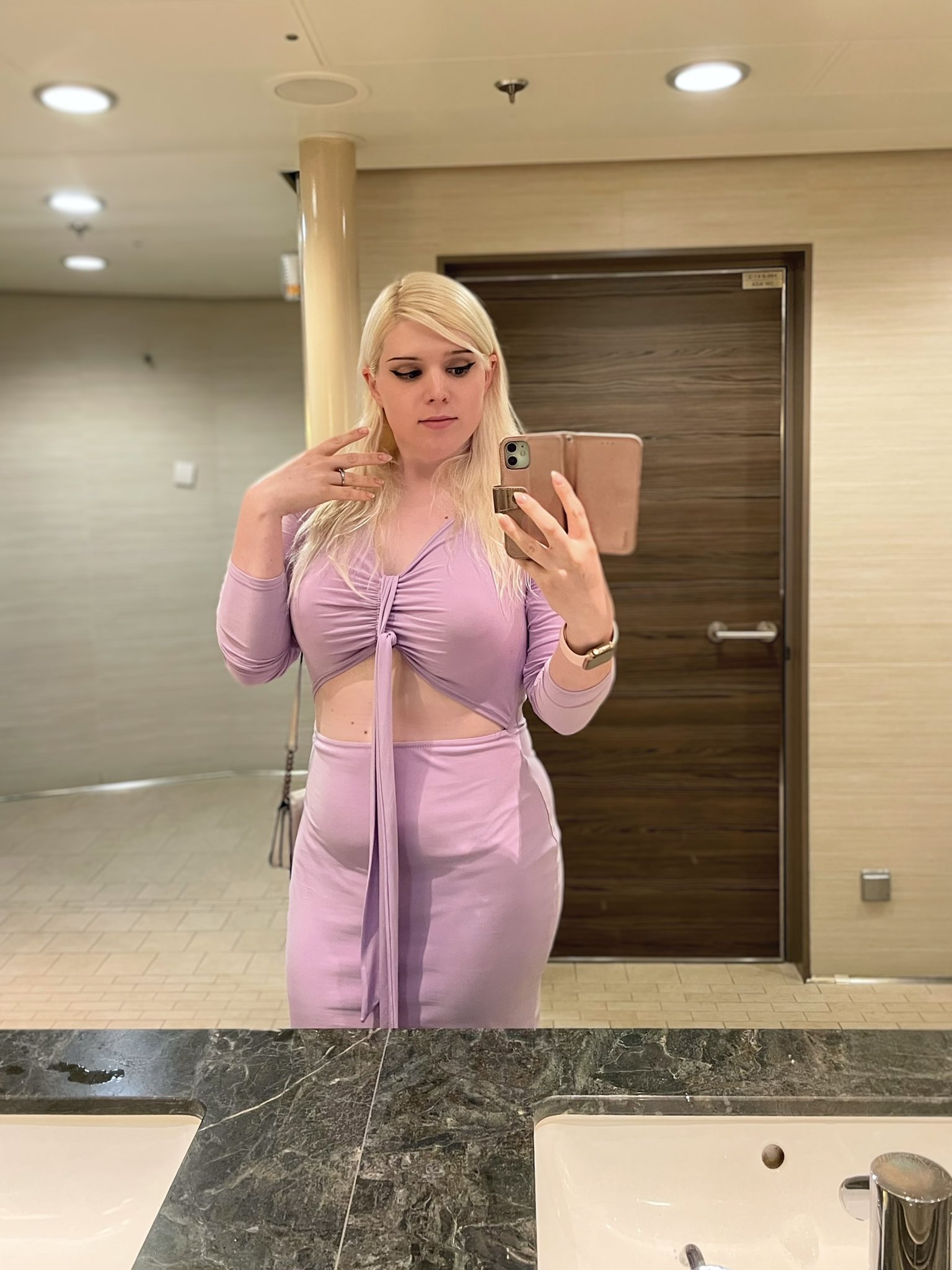 🏳️‍⚧️ Amanda Rae 🏳️‍⚧️ on Twitter: "Is she pretty? 👀 https://t.co/pkkm0mXczD" / Twitter