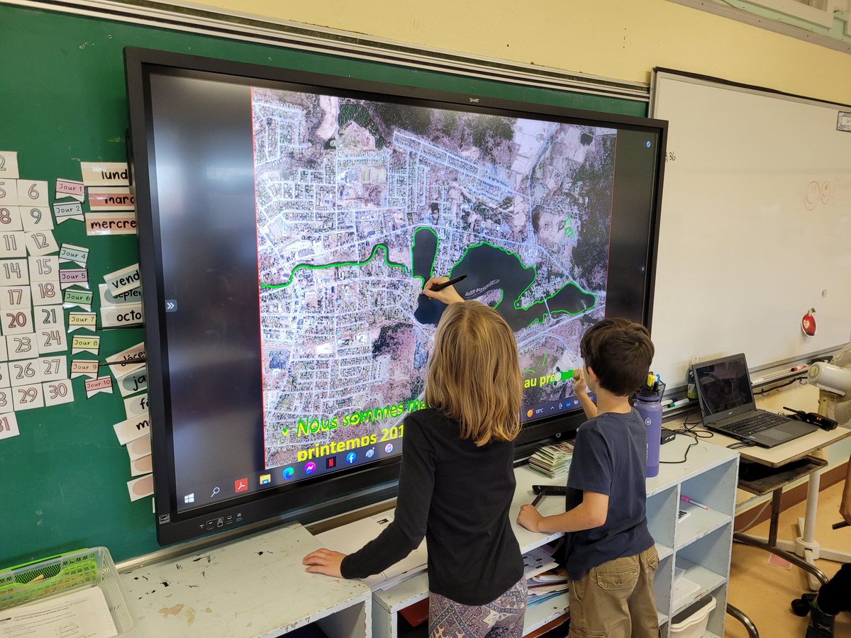 Un privilège d'aller faire une présentation sur la #géomatique 🌏🌐 dans la classe de mon garçon de 3ieme année

👉 Les données geospatiales sont omniprésentes partout dans leur quotidien et ils l'ont compris bien assez vite 🤓
👉C'était d'ailleurs leur idée de numériser au TNI