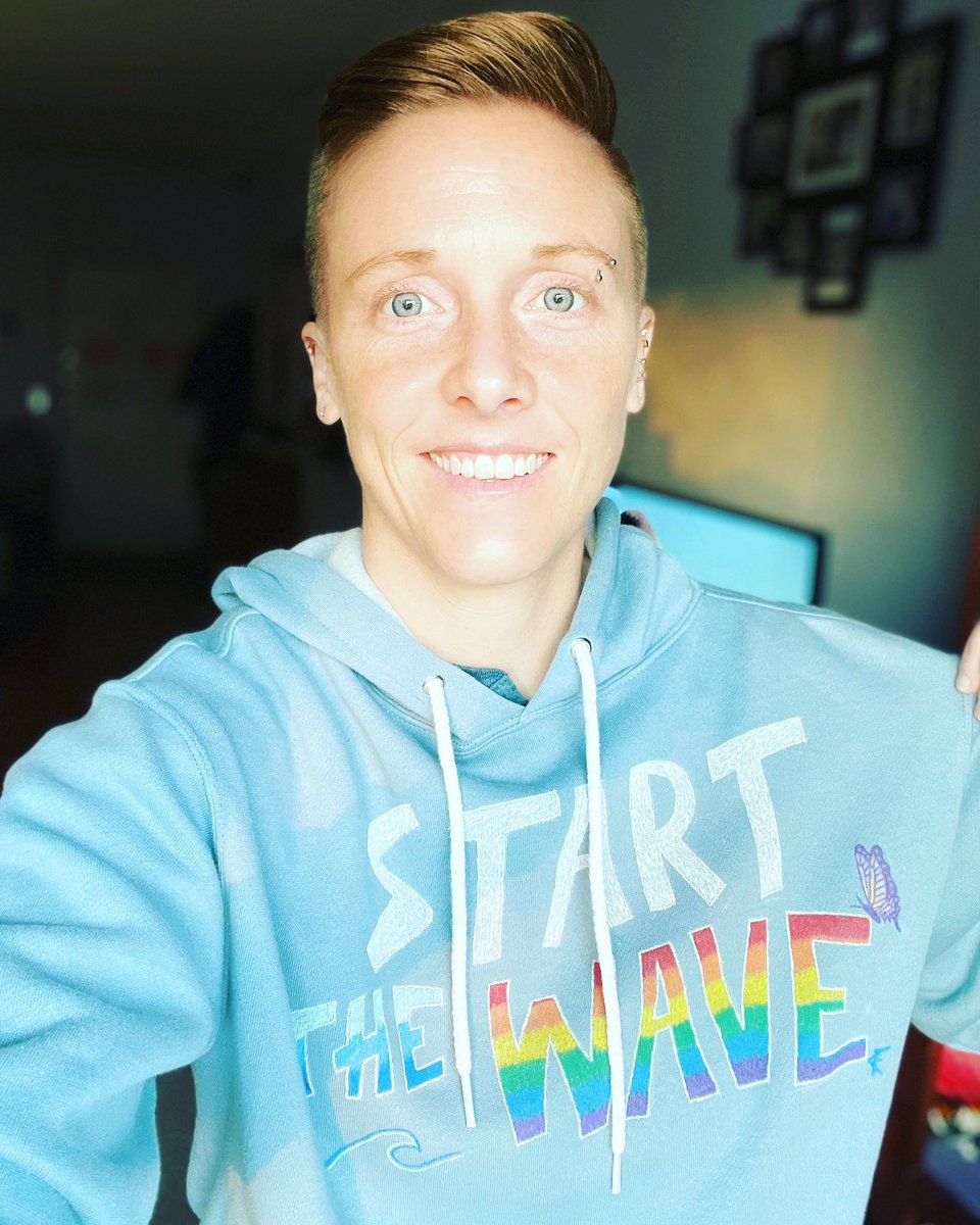 kkfosterartist's tweet photo. Today’s adventure in #ConnectingWithCreativity lead to this #STWEcoMerch hoodie 🌊🌈🦋 It makes me smile! 

I want to do what I can to spread #StartTheWave’s message &amp; spread more love, kindness, &amp; create positive change in this world. I am all in! 💚🌊🤟🏻

#Wavemaker #MoreLove https://t.co/WHM9GXxmmt
