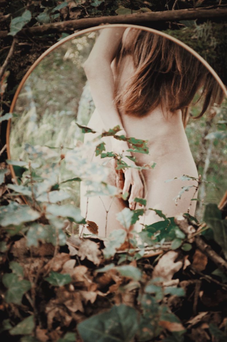 carolinamaez's tweet photo. #Autumn #selfportrait https://t.co/fL0dRrH1D5