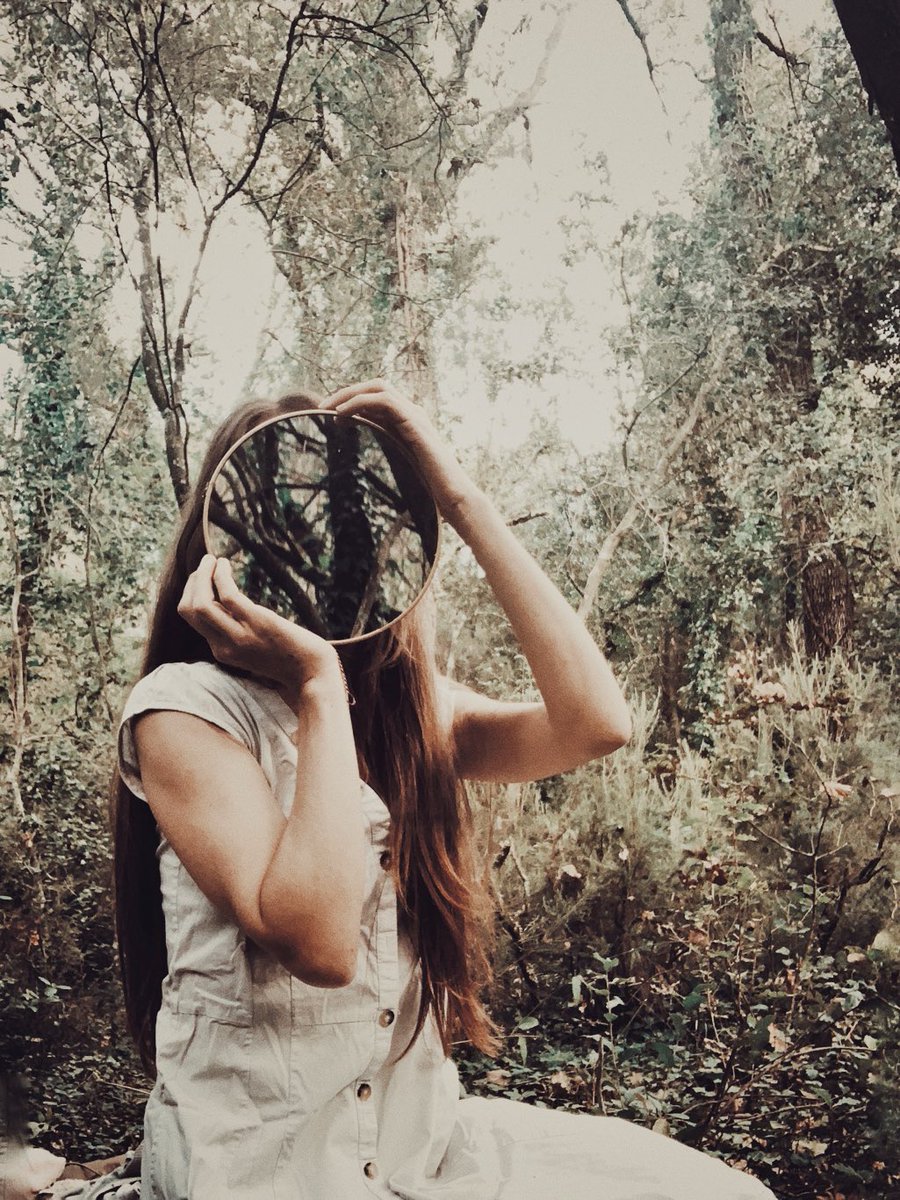 carolinamaez's tweet photo. #Autumn #selfportrait https://t.co/fL0dRrH1D5