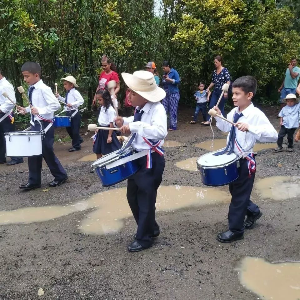 amoriginal1180's tweet photo. #MataOscura #Mariato
 “De forma zigzagueante, para no caer en los enormes huecos, marcharon los estudiantes del CEBG de Morrillo #MariatoVeraguas

Al menos este año, para celebrar el mes de la patria, no tocaron🎵🎶🥁🎵 utilizando tanques de pintura y tapaderas de olla, https://t.co/chOBlhA3sc
